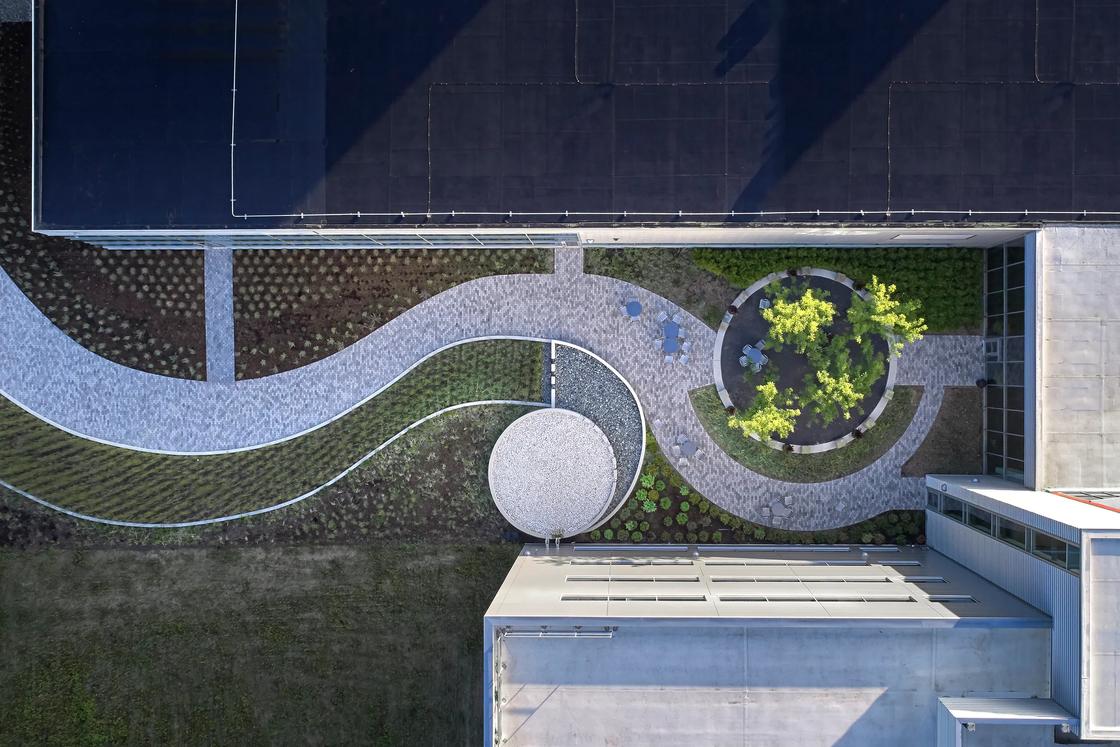 An aerial view of a curved walkway.