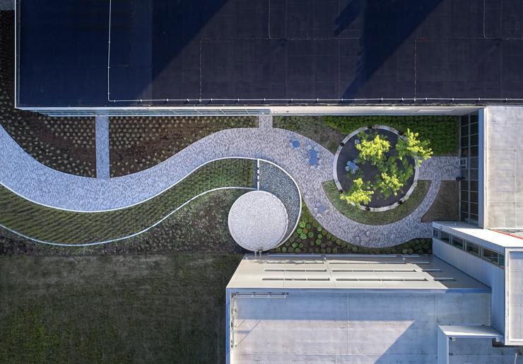 An aerial view of a curved walkway.