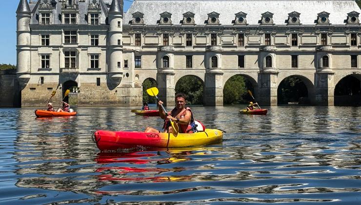 Backroads guests kayaking the Cher river in front of  Le Château de Chenonceau