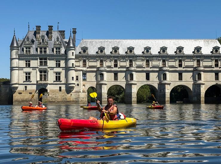 Backroads guests kayaking the Cher river in front of  Le Château de Chenonceau